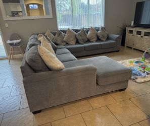 Sectional Sofa w/ chaise