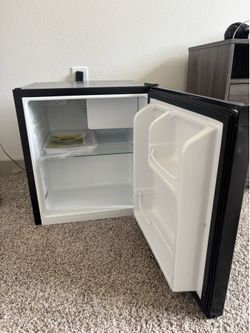 Hisense 1.6 Cu ft Single Door Mini Fridge, Black