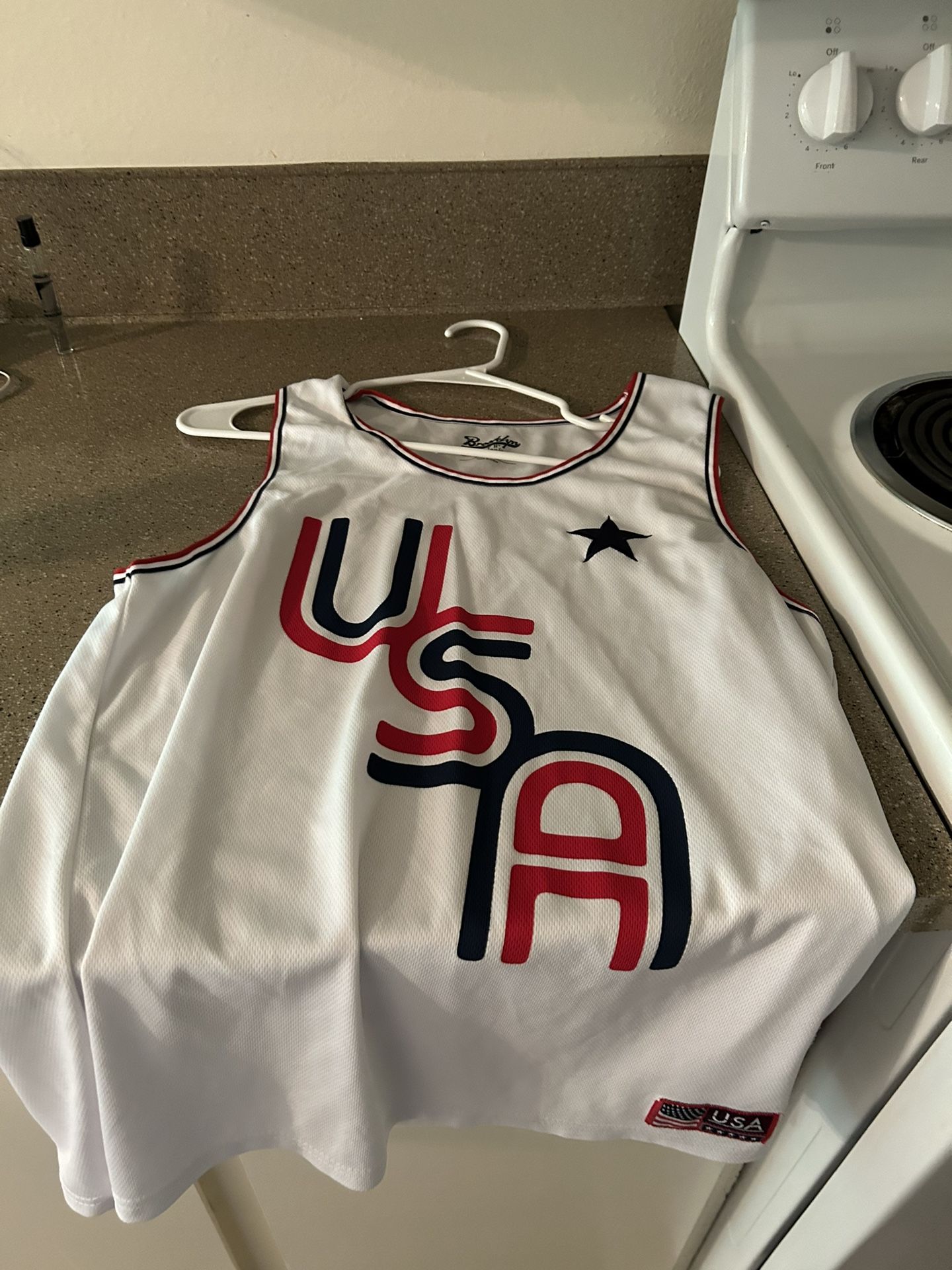 USA White Basketball Jersey Men’s Medium