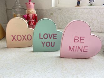 PAPER TO QUILL VALENTINES DAY LARGE WOOD STANDING CONVERSATION HEARTS PASTEL SET