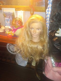 Lace Frontal Blonde wig / Peluca Larga rubia ondulada de 26"