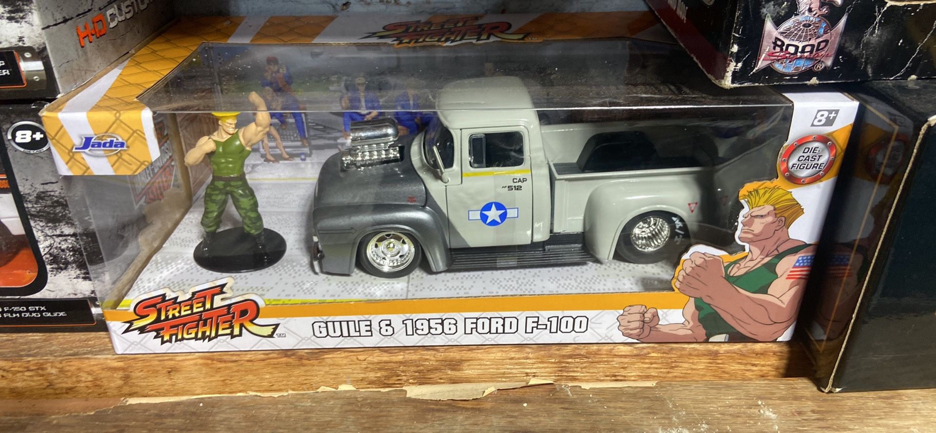 Street Fighter 1:24 1956 Ford F-100 Die-Cast Car & 2.75" Guile Figure, Toys for Kids and Adults