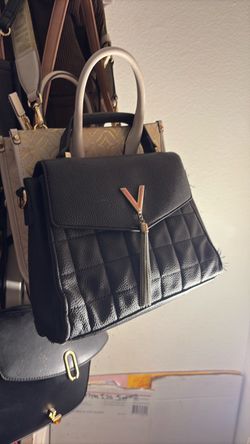 medium size black purse