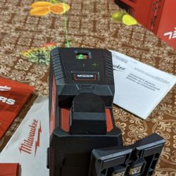 Milwaukee
Green 100 ft. Cross Line and Plumb Points Rechargeable Laser Level with REDLITHIUM Lithium-Ion USB Battery