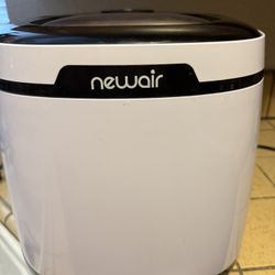 NEWAIR COUNTERTOP ICE MAKER. BULLET ICE, 50 LBS/DAY - WHITE
