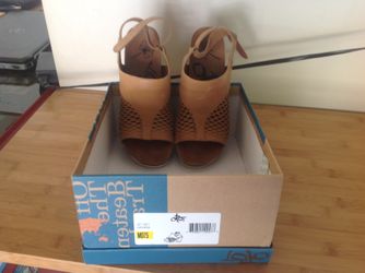 Womens sandals 7.5