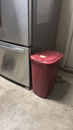 Trashcan with Lid