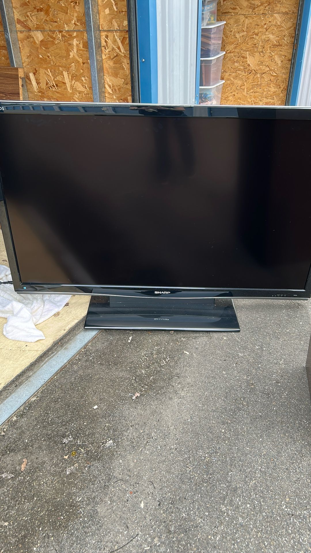 Sharp Aquas Tv With Remote 65”