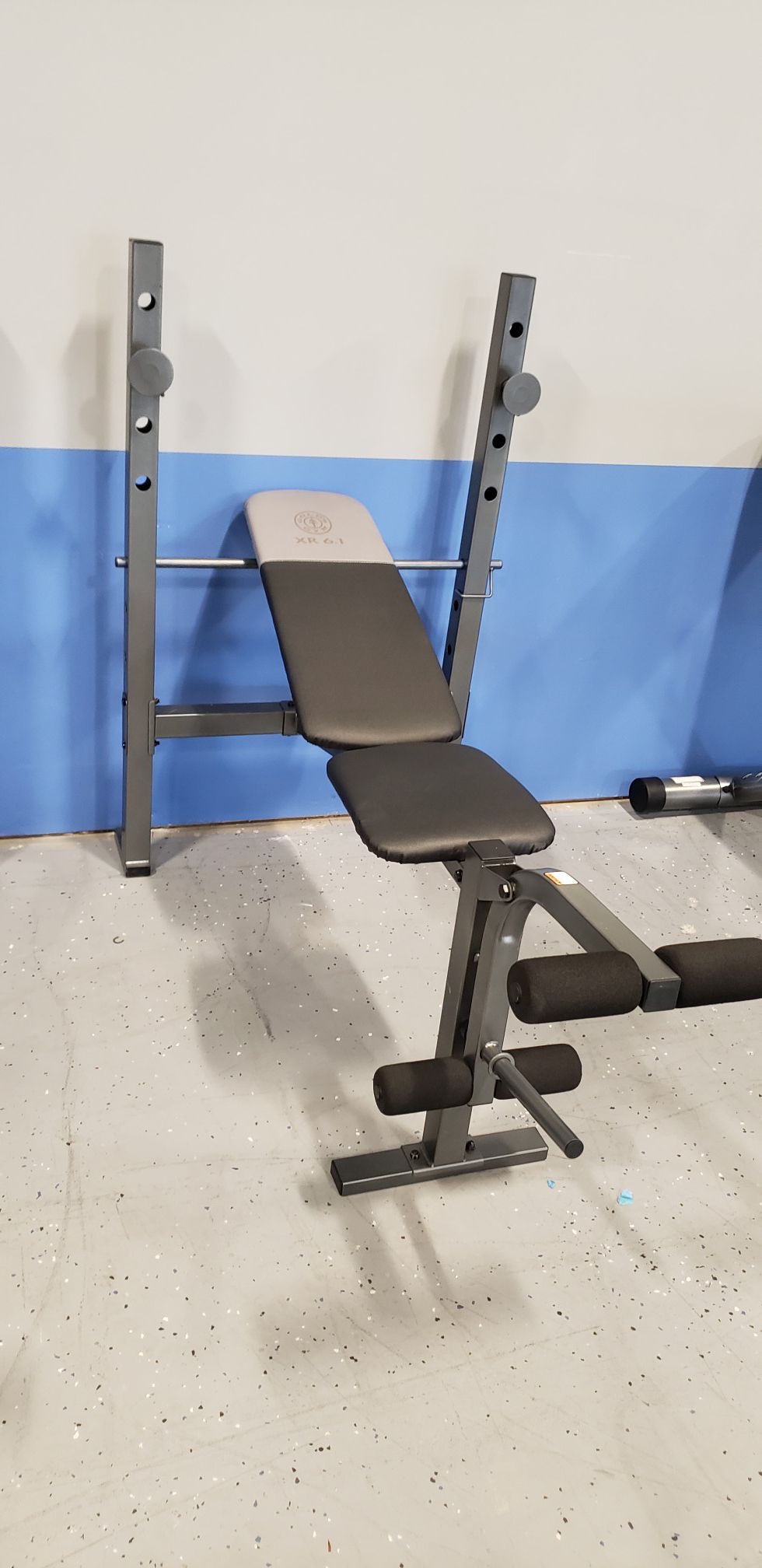 Gold's Gym XR 6.1 Weight bench with leg developer
