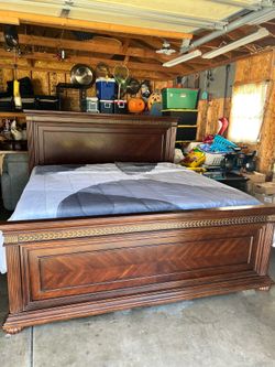 King-size  bedroom set