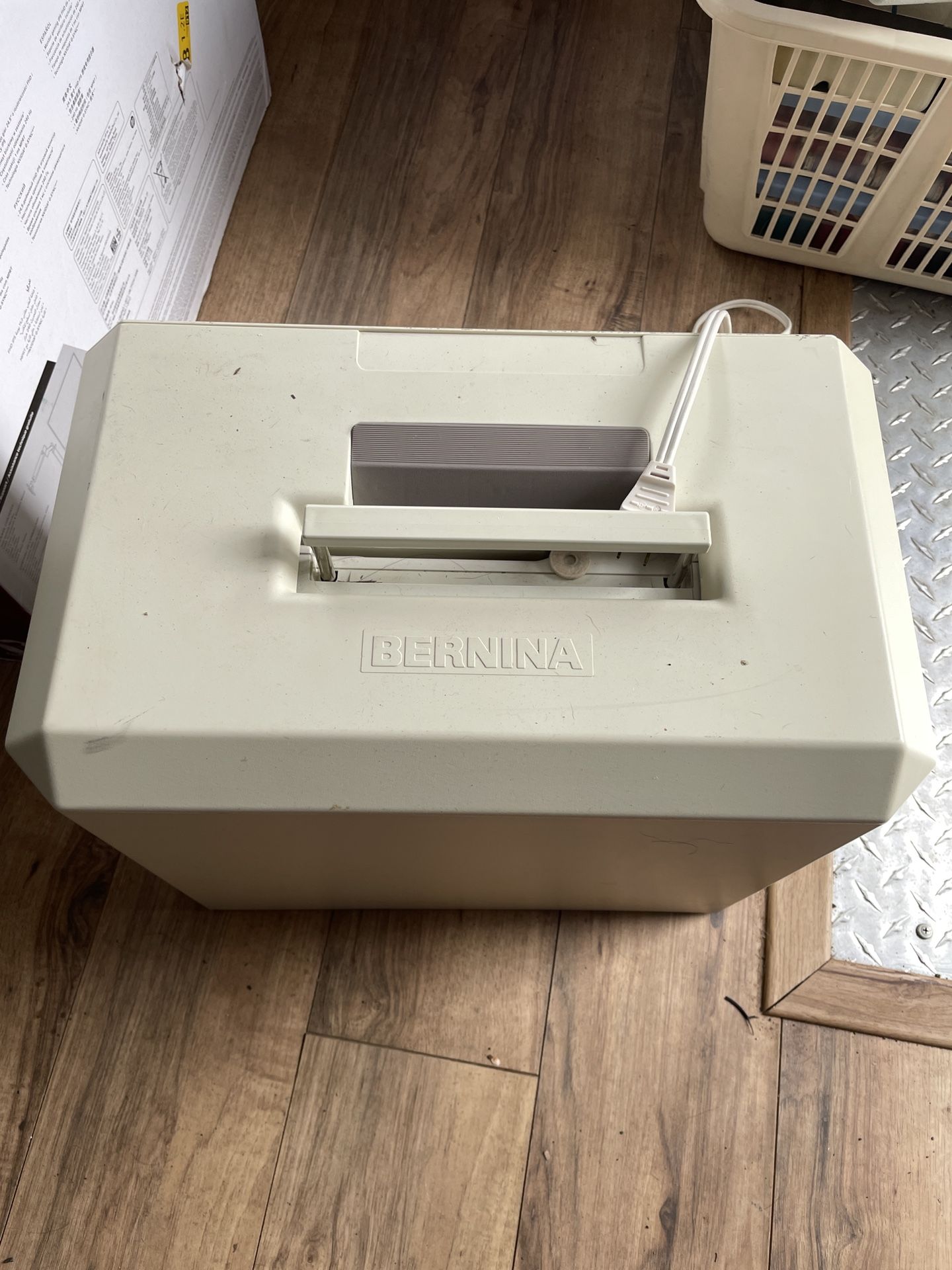 Bernina 1230 sewing machine & Tons Of Thread/attachments