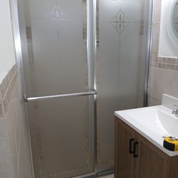 Shower Doors In Excelente Condition With Tracks