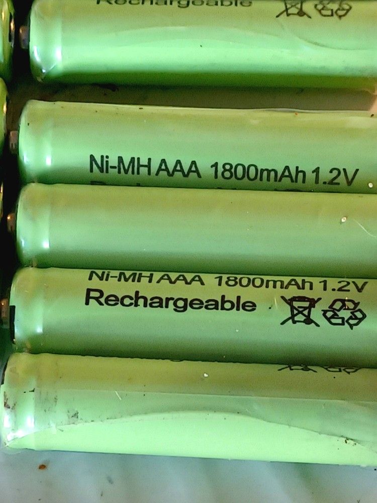 AAA RECHARGABLE BATTERIES 4 PACK OF BATTERIES