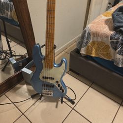 Fender 5 strings bass