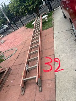 Escalera de 32 pies de fibra de vidrio perfectas, condiciones muy barata