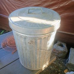 8 Gallon Metal Garbage Can