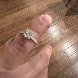 1 ct    Woman moissanite ring