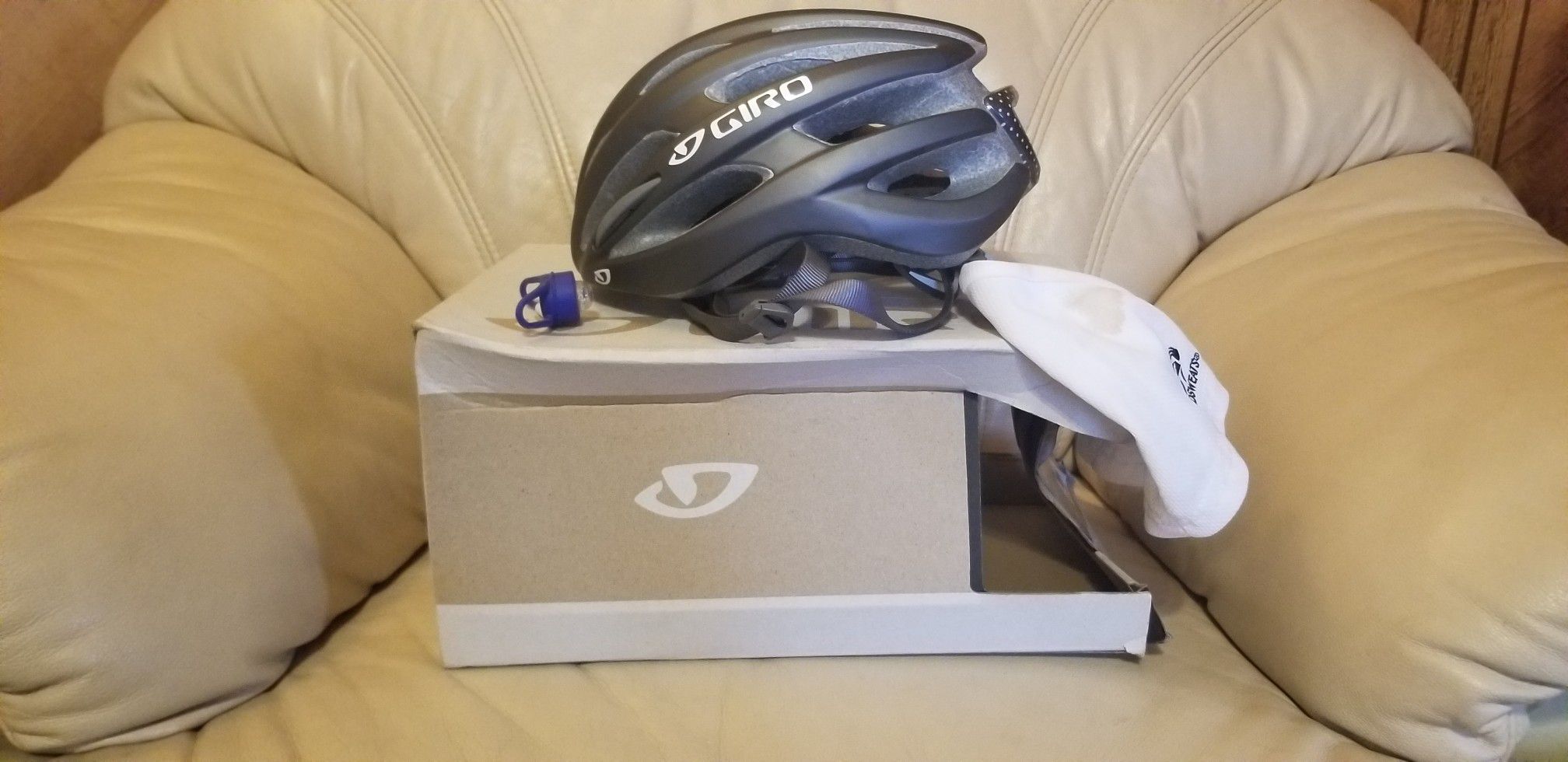 Brand New Giro Womens cycling helmet-SZ MEDIUM