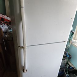 30" White Kenmore Refrigerator