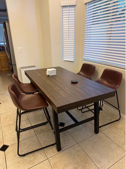 Bar chairs set of 4