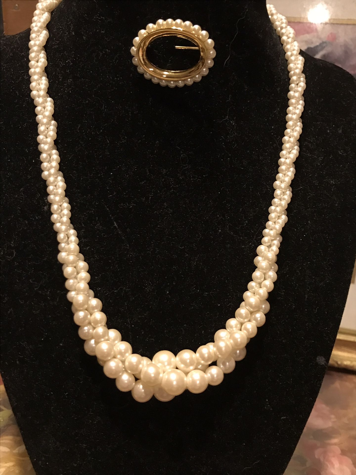 Beautiful! Vintage Pearl Necklace & Brooch Set
