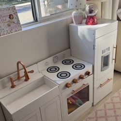 Children’s Play Kitchen