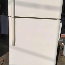 Very Clean! Frigidaire Freezer-On-Top Refrigerator!