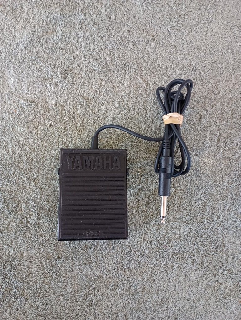 Yamaha FC5 Compact Sustain Pedal for Portable Keyboards, black