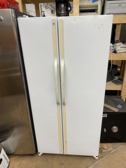 Very nice and clean Dumbledore GE refrigerator all the blood works better than the new ones