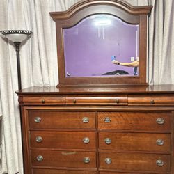 Vaughan Bassett 9 Drawer Dresser W/Mirror