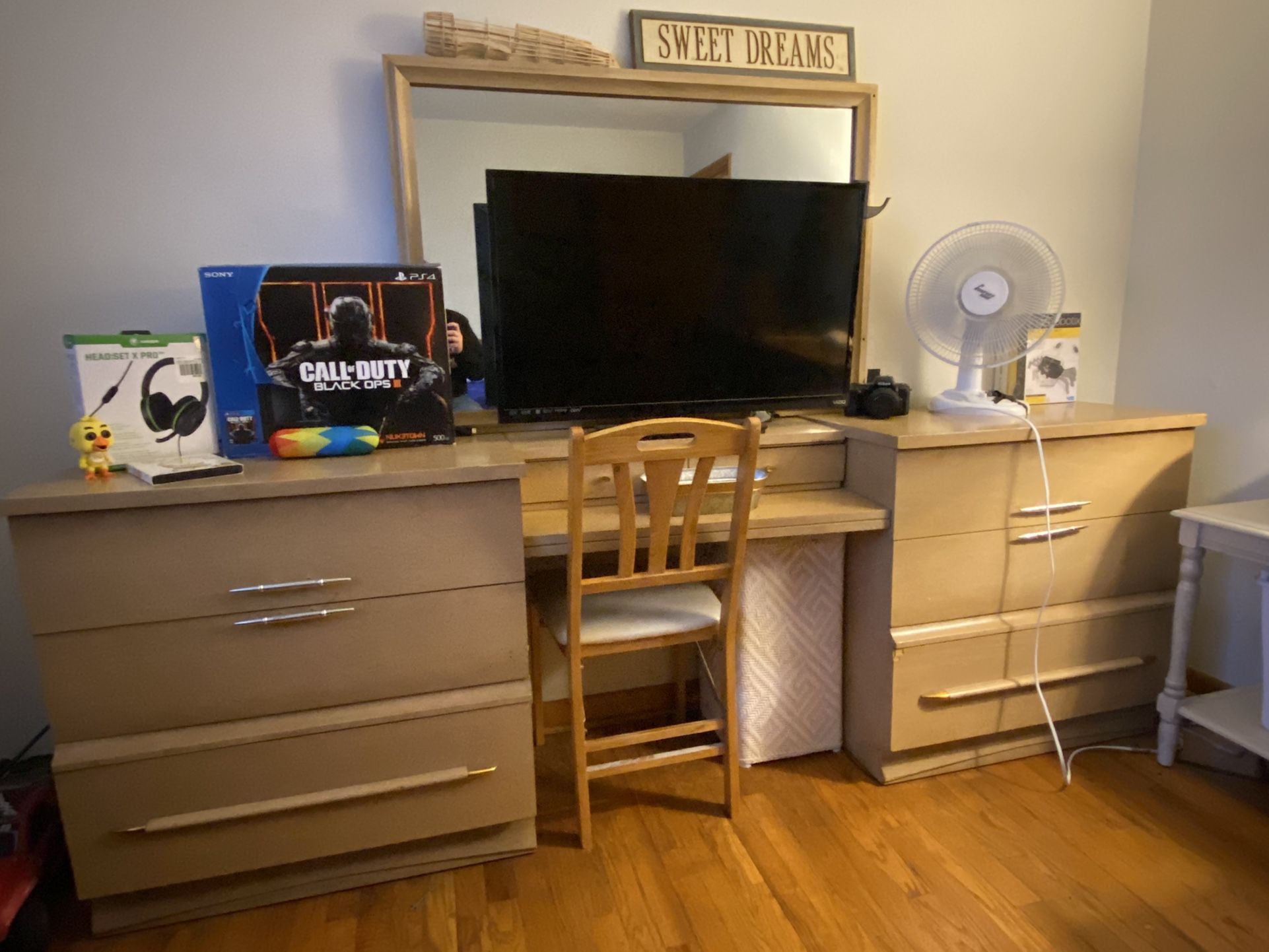 1956 dresserGreat condition vanity mirror
