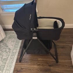 Nuna Triv Series Bassinet + stand 