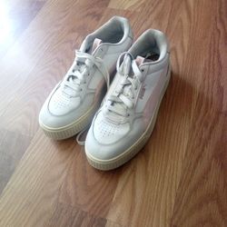 Women's Pumas Size US 11