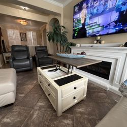 Beautiful lift-top coffee table in excellent condition