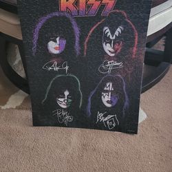 Kiss Puzzle Picture