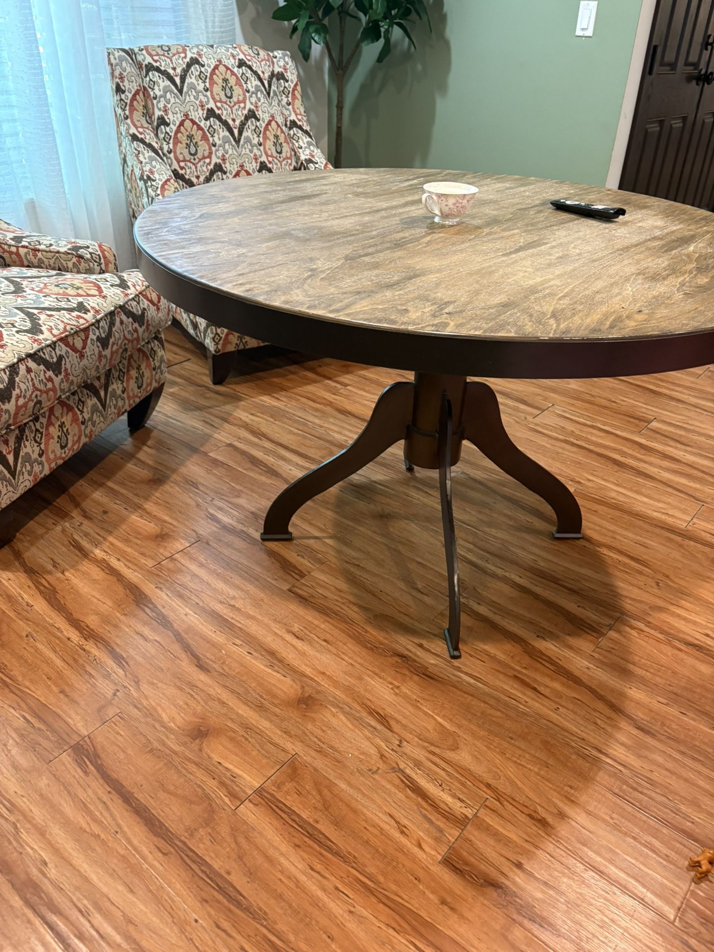 Round Dining Table 