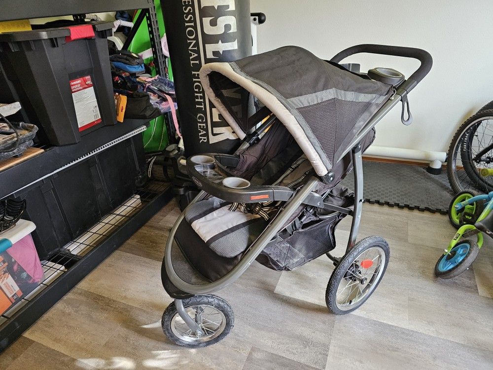 Graco Baby Carseat With 3 Car Bases And 2 Strollers