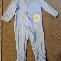 Baby sleepsuit with feet with a white flower