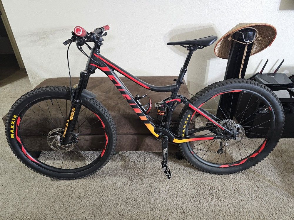 Giant Stance 27.5" Medium Frame Full Suspension Mountain Bike