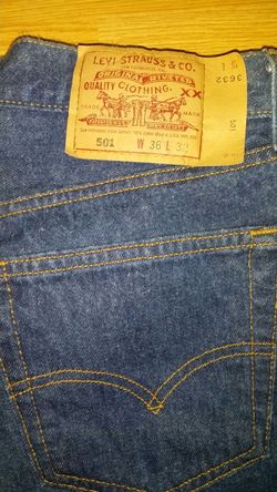 Levi 501 button fly.... Size 36... Like new!