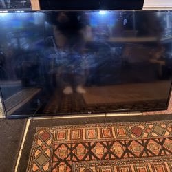 43” Fire TV (NF K24NE5) with remote and wall mount 