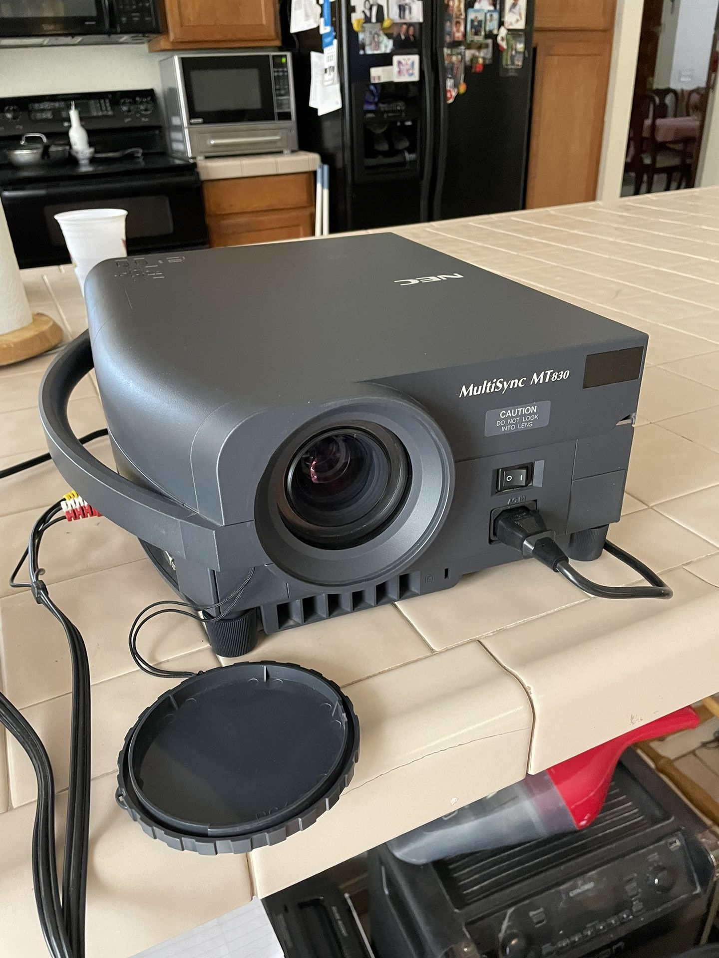 NEC Multisync MT 830 -LCD projector 1000ansi SUGA