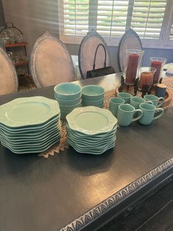 Dinnerware set