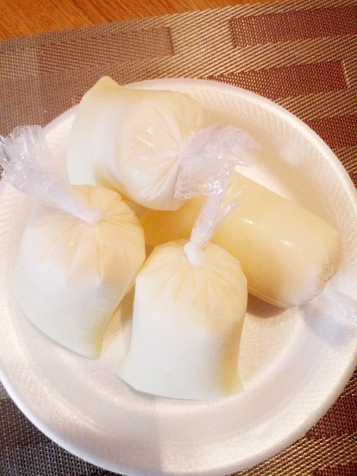 Topogigios ( charamuscas , bolis ) de leche con coco y fresa con leche a $1 cada uno.