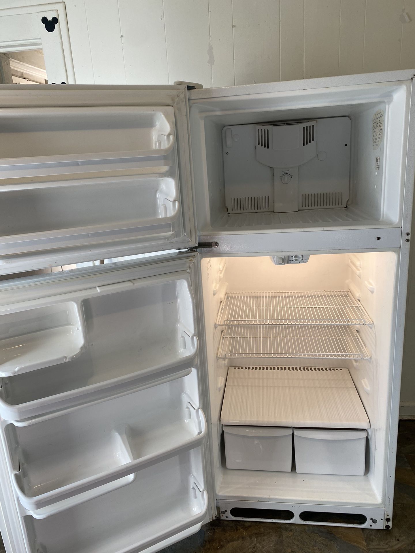 Fridgeaire Refrigerator 