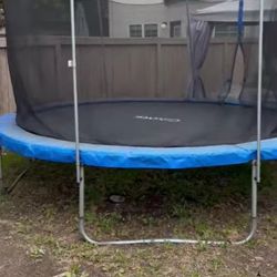I'm selling a trampoline in good condition at a low price. It's already disassembled and ready to transport. 