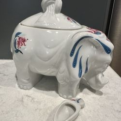 Vintage Royal Pavilion Elizabeth Arden Japan White Elephant Tea Vessel with Matching Scoop