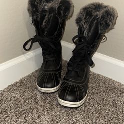 Women’s size 7 snow boots