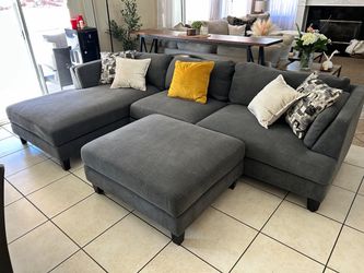 DELIVERY AVAILABLE 🚛! Super comfortable grey sectional couch and matching ottoman
