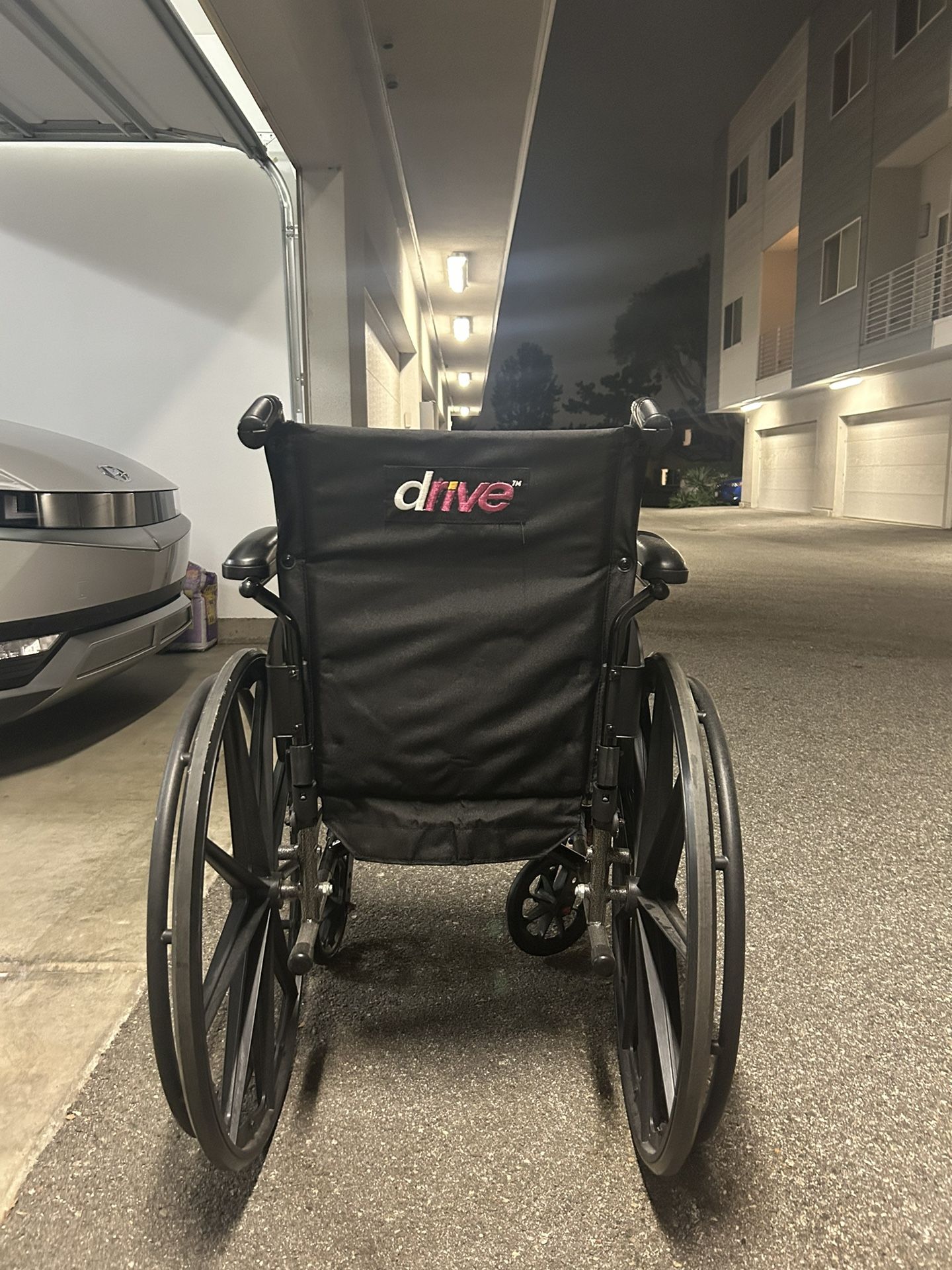 Drive Medical Silver Sport 1 Wheelchair with Full Arms and Swing Away